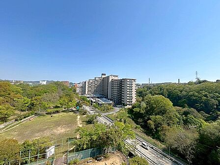近隣に中学校・スーパー・ドラッグストア・郵便局・消防署などがあり生活便利です!車で約1分の所に藍那インターチェンジがあり、高速道路へのアクセスも便利です♪