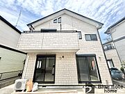明るいベージュブラウンのレンガ調外観が上品な存在感を演出。温かみのあるデザインとゆとりある敷地が、住まいの魅力を引き立てます。