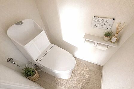 トイレ：ホワイトを基調とした清潔感のあるトイレです。ペーパーホルダーが2つあるのはうれしいですね。その上に小物を置くことができます。