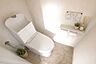 トイレ：トイレ：ホワイトを基調とした清潔感のあるトイレです。ペーパーホルダーが2つあるのはうれしいですね。その上に小物を置くことができます。