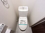 トイレ：白を基調としたシンプルな壁紙のトイレになります。2階にも設置されているのでお部屋からの移動も短縮できますね。