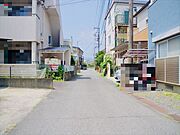 【北側 前面道路】幅員約4mの前面道路です。普通車が1台通れる幅となります。大型車の通行が少ないので、振動や騒音が抑えられます。