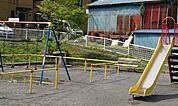 並木町ふれあい公園遊具エリアには、ブランコ・すべり台・鉄棒・砂場・水道があります。藤棚の下のベンチでは日差しを避けられます。 150m