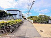 【北東側 前面道路】幅員約4mの前面道路です。普通車が1台通れる幅となります。大型車の通行が少ないので、振動や騒音が抑えられます。