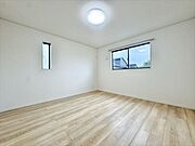 8帖洋室：広々としたお部屋なので、ご夫婦の寝室としてもお使いいただけそうです。南側の窓から日差しが入りプライベートの時間も気持ちよく過ごすことができそうです。