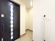 シューズインクローゼット：間仕切りがないので湿気がこもりにくく、荷物もすぐに取り出すことができます。ベビーカーも置いておくことができますね。