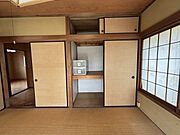 2階南側和室：押入は奥行きがあるので、収納グッズを使えば空間を有効活用でき、たくさん収納することができます。お洋服も収納できそうです。