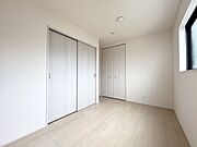 5.5帖洋室：各部屋収納を設けているのですっきりと片付いた室内を保てそうですね。