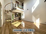 リビング：リビングの真ん中に入り口があり、キッチンの横なのでご家族が入ってきた時にどこにいても気づくことができます。自然とご家族との触れ合いが増えそうです。