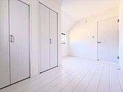 5帖洋室：横長の窓がたっぷりと日差しを入れてくれるので、北側にあるお部屋ですが明るい空間になっています。天気のいい日の朝は気持ちよく起きることができそうです。