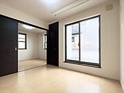 間取り図左側5.2帖洋室：隣のお部屋につづく扉を開放しておくことで、より広々とした空間を使用することができます！