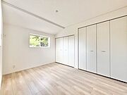 6帖洋室：北側にあるお部屋ですが、たっぷりと日差しが降り注ぐので明るい空間になっています。プライベートの時間も気持ちよく過ごすことができます。