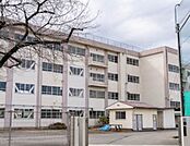 八王子市立　四谷中学校本校は、昭和51年に元八王子中学校を母体として開設されました。八王子市北西部に位置し、四谷交差点近く陣馬街道と北浅川にはさまれた人口急増地域で、住宅が建ち並ぶ比較的閑静な環境…