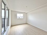 7.8帖洋室：バルコニーにつづく大きめの窓からたっぷりと日差しが降り注ぎます。2面採光なので、明るいお部屋でもちろん風通しも良好です。