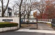 八王子市立　城山中学校本校の教育目標・「学ぶ・鍛える・思いやる」のうち、「自己や他を思いやる」・豊かな自然環境と恵まれた地域の人的環境を生かしつつ、「地域とともに未来を拓くコミュニティスク 3100m