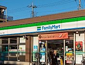 ファミリーマート 八王子めじろ台二丁目店24時間営業。スローガンは「Fun＆Fresh」。驚きやワクワク感を与えるべく、商品改革に取り組んでいる。（電子マネー利用可　ＡＴＭあり　ネット通販あり）…