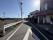 北西側前面道路角地に位置しているため、多方向からの採光を確保しやすく、室内全体に明るい光が行き渡る、開放感のある住環境です。