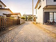 【西側 前面道路】幅員約3.5mの前面道路です。普通車が1台通れる幅となります。画像は実際の室内写真及び間取り図をもとに、CGにて再現したイメージ画像であり、実際とは異なります。
