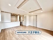 リビング：ご家族の憩いの場♪一緒にテレビを観たり食事をしたり、同じ時間を共有できる温かい空間となります♪