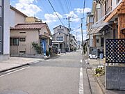 【西側 前面道路】幅員約5mの前面道路です。車がすれ違える道幅です。車1台とベビーカーですれ違っても余裕のある道幅は安心ですね。