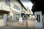 八王子市立　第一小学校＜電車最寄駅＞ ＪＲ八王子駅北口および京王八王子駅より各徒歩10分＜教育目標＞・健康な子・進んで学ぶ子・心豊かでみんなのためにはたらく子 800m