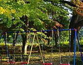 横川下原公園ケヤキの林があり、古いものは樹齢100年以上とも言われています。林の中は木の散策路（木道）が整備されており、気軽に散策を楽しめます。西東京バス「松枝住宅」行で三村橋下車すぐ。 900m