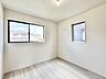 洋室：5.2帖洋室：北側にあるお部屋ですが、たっぷりと日差しが降り注ぐので明るい空間になっています。プライベートの時間も気持ちよく過ごすことができます。