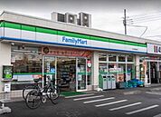 ファミリーマート　八王子横川町店スローガンは「Fun＆Fresh」。驚きやワクワク感を与えるべく、商品改革に取り組んでいる。（電子マネー利用可　ＡＴＭあり　ネット通販あり）Tポイントサービスあり…