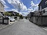 その他：幅員約6mの前面道路です。車がすれ違うのに十分な道幅です。車が2台と通行人も通れる幅となっています。