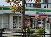 ファミリーマート　松木公園店24時間営業。スローガンは「Fun＆Fresh」。驚きやワクワク感を与えるべく、商品改革に取り組んでいる。（電子マネー利用可　ＡＴＭあり　ネット通販あり） 100m