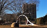 松木公園人工芝のテニスコートが10面ある公園です。京王相模原線京王堀之内駅から、京王バスまたは神奈川中央交通「見附橋循環」で見附橋下車。駐車場有り/66台。災害対応型自動販売機あり。 150m