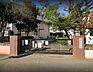 周辺：八王子市立　第八小学校教育目標・基礎・基本を身に付け深く考える子の育成・明朗で心温かく、豊かな感性の育成・何事にもくじけない気力と体力の育成・主体性をもち、みんなと協力し、きまりを 1900m