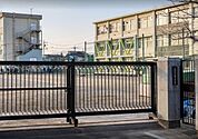 八王子市立　第二中学校校訓「自律」電車最寄駅「JR西八王子駅」教育目標・進んで学ぶ生徒『学ぶ』・心の豊かな生徒『思いやる』・協力し勤労する生徒『やりぬく』 450m