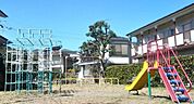 長沼ちびっこ公園八王子市立長沼小学校のお向かいにある公園です。遊具はすべり台、ブランコ、ジャングルジムがあります。砂場もあり、お子様も満足して遊べます。 1000m