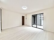リビング：ご家族の憩いの場♪一緒にテレビを観たり食事をしたり、同じ時間を共有できる温かい空間となります♪
