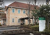 八王子クリニックビレッジ【花と緑の医療施設】国道16号線に面し、車での利用が便利であると同時に、バス停留所も目の前にあり、平屋建てで緑に囲まれた戸建て住宅街の趣で患者様にアットホームな雰囲気で…