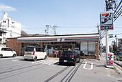 セブンイレブン　八王子宮下町店スローガンは「近くて便利」。地域の人へのサービスを重視し、配達サービスにも力を入れている。（電子マネー利用可　ＡＴＭあり　ネット通販あり）nanacoポイントサービス…