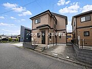 4LDKの間取りです。小中学校が徒歩15分以内とお子様の通学も安心です。学校行事も車を使わずにすみますね。徒歩圏内に生活施設が充実していて新生活を安心してスタートできます。