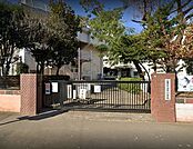 八王子市立　第八小学校教育目標・基礎・基本を身に付け深く考える子の育成・明朗で心温かく、豊かな感性の育成・何事にもくじけない気力と体力の育成・主体性をもち、みんなと協力し、きまりを 900m