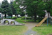 人形塚公園市営住宅から程近くにあり、上空から見ると敷地が三角形のような形なっています。公園を囲うように木々が植えられており、ゆっくりとお散歩するのも良いですね。トイレあり。 500m