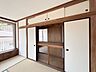 収納：7.5帖和室押入：両開きの扉は押し入れ収納。布団や座布団、季節の家電などの収納場所としてもご使用いただけます。また家族の大事な書類や着替えを片付けておくこともできます。