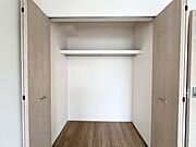 ハンガーパイプや枕棚も標準装備されたクローゼットです。