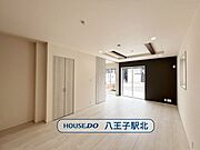 リビング：家族でくつろぐスペースは気持ちの良い空間で過ごしたいですよね。南向きの窓から陽射しが入り、採光・通風共に良好です。