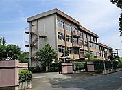 八王子市立　ひよどり山中中学校教育目標・自ら考え、進んで学ぶ生徒（賢く）・正しく判断し、責任ある行動をとる生徒（正しく）・心身を育み、優しくたくましい生徒（逞しく） 1100m