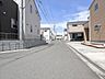 その他：幅員約5m前面道路：2台の車がすれ違える道幅。車の出し入れもゆったりとする事が出来ます