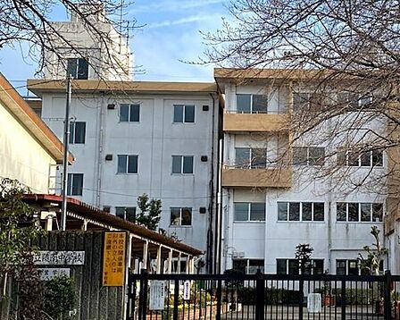 八王子市立 陵南中学校教育目標「規律ある学校の推進」「その時々に輝く生徒の育成」「一人ひとりを生かす教育の推進」令和4年度より、小中一貫校として東浅川小学校と陵南中学校が連携しています。 1100m