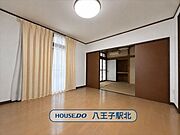 リビング：ご家族の憩いの場♪一緒にテレビを観たり食事をしたり、同じ時間を共有できる温かい空間となります♪※実際の写真から家具等を消すCG加工をしています。