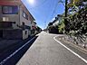 その他：幅員約6mの前面道路です。車がすれ違うのに十分な道幅です。車が2台と通行人も通れる幅となっています。