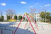 もみじ公園横川団地内にある公園。ゆとりある敷地に、すべり台・ブランコ・ジャングルジムなどの遊具とベンチが設置されています。 600m