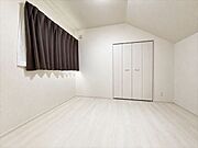 間取図上部5.2帖洋室：小ぶりなお部屋ですが、収納もしっかりとあるので、お部屋を広く使えます。※実際の写真から家具等を消すCG加工をしています。
